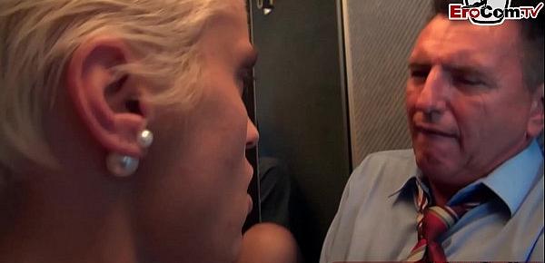  Deutsche blonde kurze haare milf sekretärin bekommt anal im Fahrstuhl